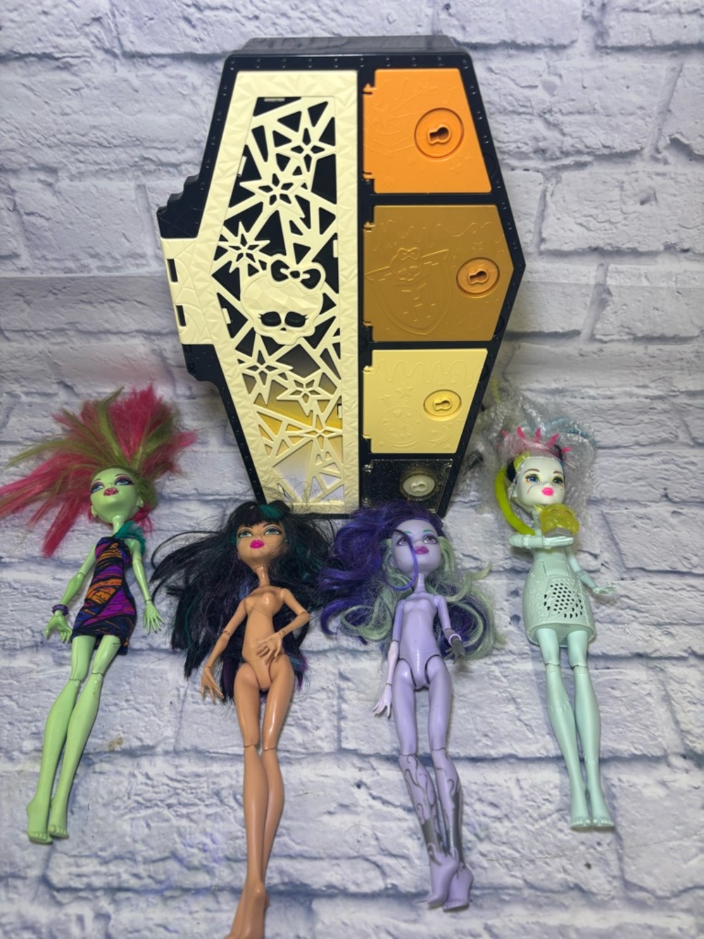 Mattel Monster High Dolls Lot Of 4 Dolls Yellow Coffin Twyla High voltage Coffil